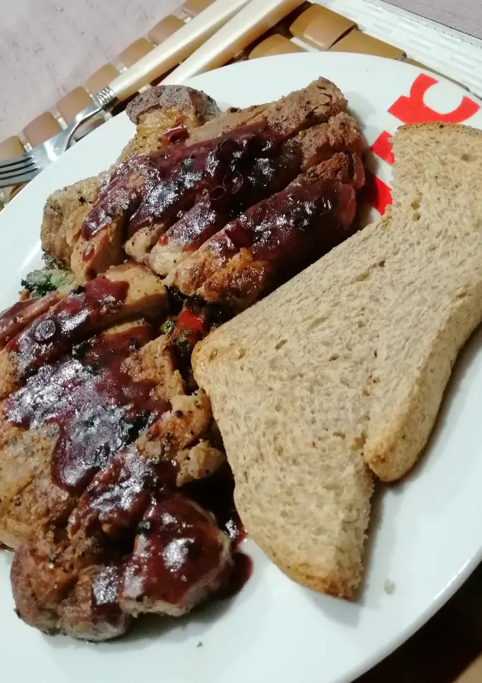 Una foto de Lomo de cerdo con reducción de frambuesa