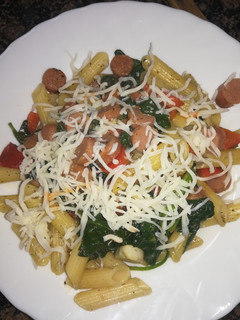 Una foto de Pasta sin gluten con espinacas y salchichas