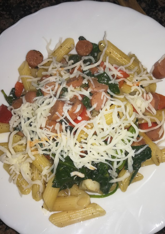 Una foto de Pasta sin gluten con espinacas y salchichas