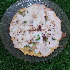 A picture of Cheese omelet pizza.