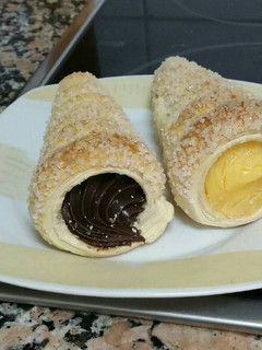 Una foto de Cucuruchos rellenos de chocolate y crema pastelera hecha al micro y pasta de hojaldre