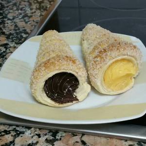 Cucuruchos rellenos de chocolate y crema pastelera hecha al micro y pasta de hojaldre