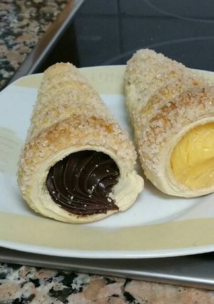 Una foto de Cucuruchos rellenos de chocolate y crema pastelera hecha al micro y pasta de hojaldre