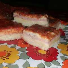 A picture of Pizza rellena de jamón y queso.