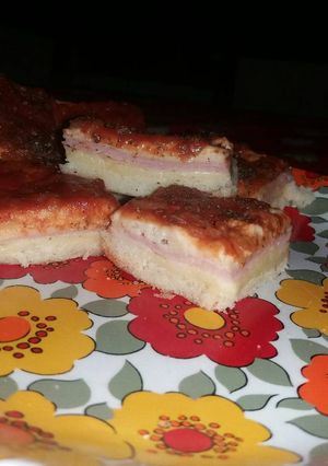 Una foto de Pizza rellena de jamón y queso