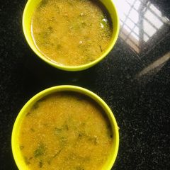 A picture of Sprouted horse gram + palak soup weight loss recipe.