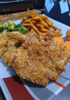 Une photo de Poisson en croûte de sésame