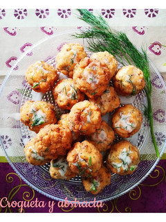 Una foto de Albóndigas de salmón con salsa de eneldo