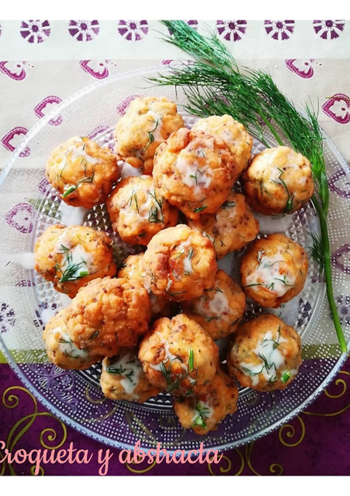 Una foto de Albóndigas de salmón con salsa de eneldo