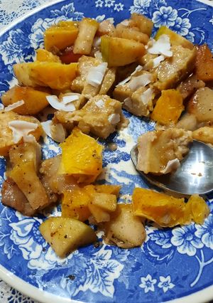 Una foto de Frutas tibias con budín