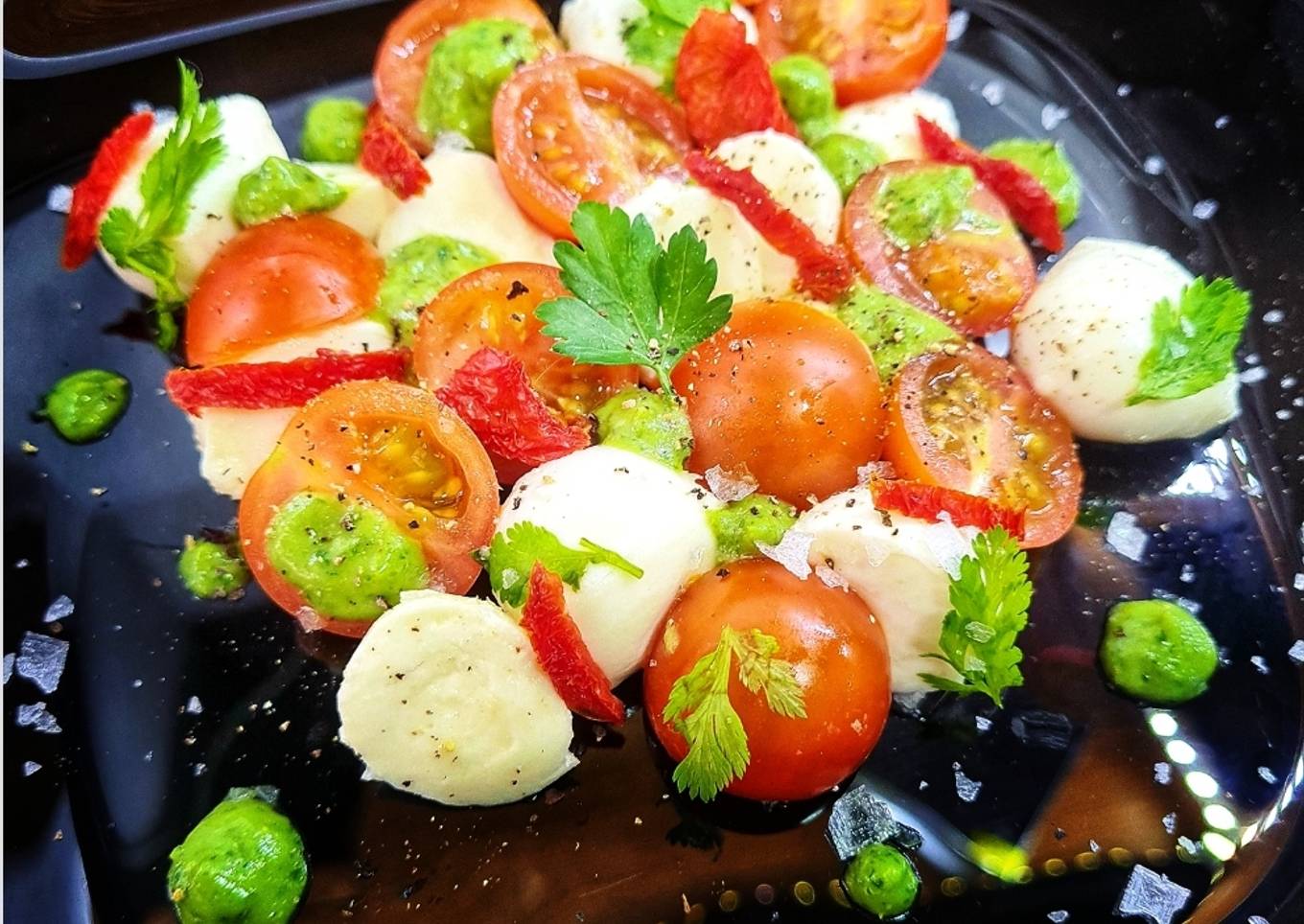 Ensalada fresca con aderezo de cilantro y aguacate