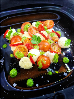 Una foto de Ensalada fresca con aderezo de cilantro y aguacate