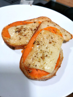 Una foto de Tostas de salmorejo y queso viejo🍞