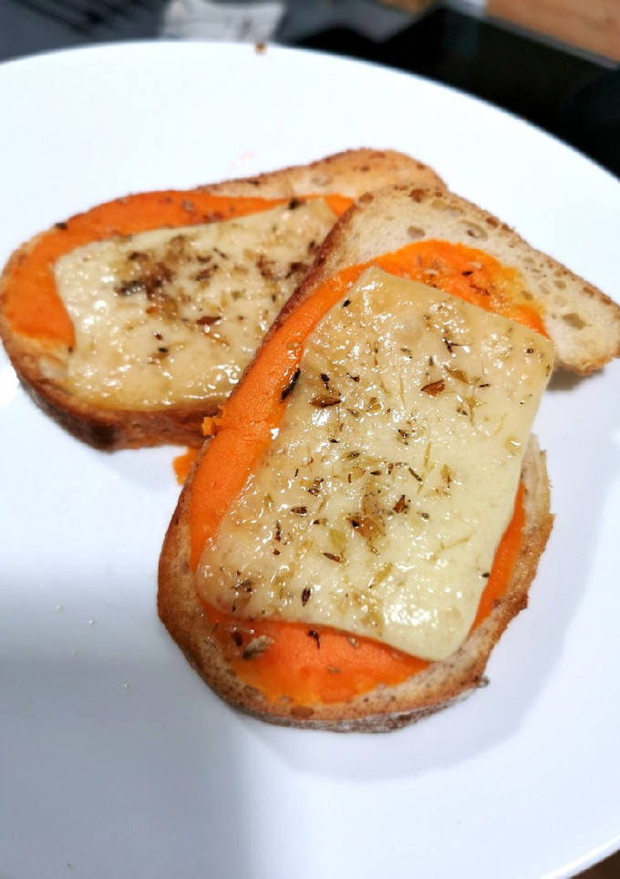 Una foto de Tostas de salmorejo y queso viejo🍞