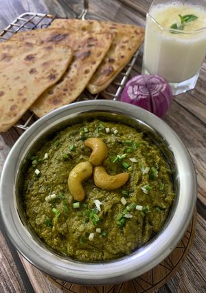 કાજુ અને લીલા લસણ નું શાક (Kaju Green Garlic Shak Recipe In Gujarati) રેસીપી મુખ્ય ફોટો
