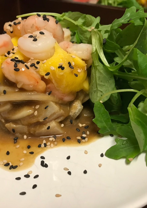 Una foto de Tartar de dorada y mango