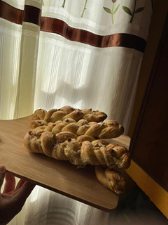 Una foto de Challah con almendras