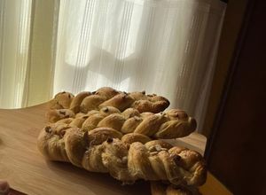 Una foto de Challah con almendras