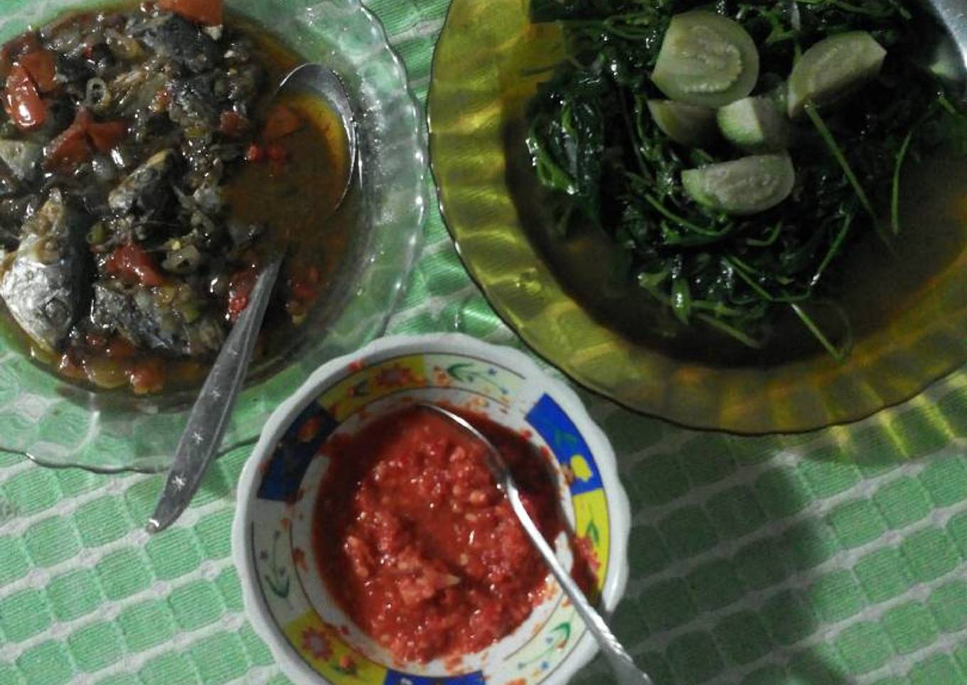 Daun ubi rebus sambal asam mentah dan nyemek2 ikan asin pedah