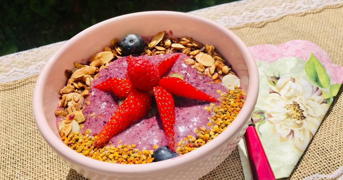 Áfonyásgranolás smoothietál Eva Balazs (ízek és ízlések) receptje