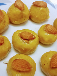 मैंगो पनीर लड्डू (Mango paneer ladoo recipe in Hindi) रेसिपी मुख्य फोटो