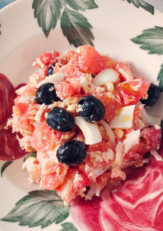 Una foto de Ensalada murciana o ensalada de tomates 🍅