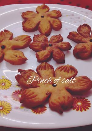 ফ্লাওয়ার নিমকি পিঠা(flower nimki pitha recipe in Bengali) রেসিপির প্রধান ছবি