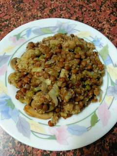 Una foto de Quinoa con lentejas