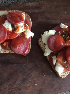 Una foto de Mini pizzas de pan molde