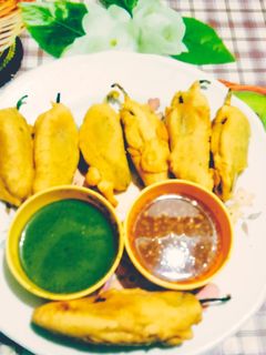 ભરેલા મરચા ના ભજીયા (Bharela Marcha Bhajiya Recipe In Gujarati) રેસીપી મુખ્ય ફોટો