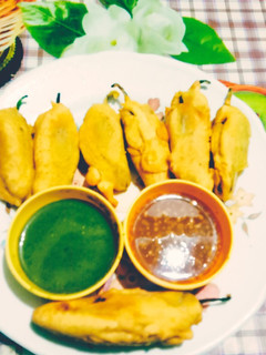ભરેલા મરચા ના ભજીયા (Bharela Marcha Bhajiya Recipe In Gujarati) રેસીપી મુખ્ય ફોટો