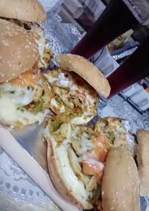 صورة لوصفة برجر بالدجاج المنتف على طريقتي