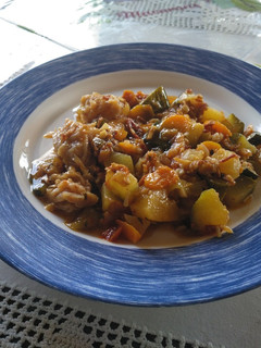Una foto de Pisto de verduras con virutas de jamón