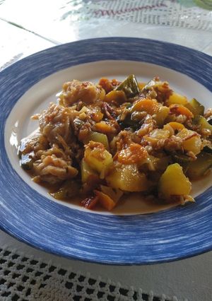 Una foto de Pisto de verduras con virutas de jamón