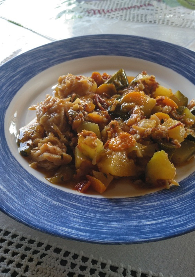 Una foto de Pisto de verduras con virutas de jamón