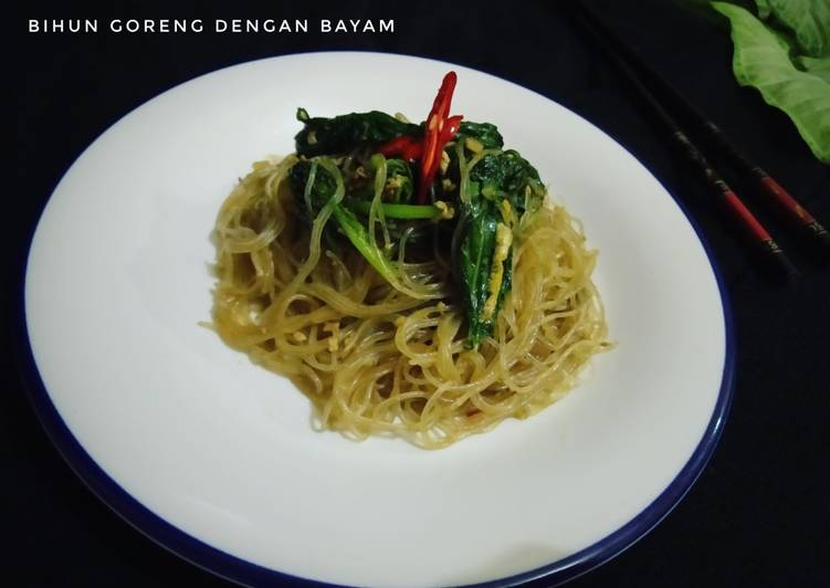 Bihun goreng dengan bayam