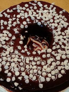 Una foto de Torta de chocolate con baño de chocolate