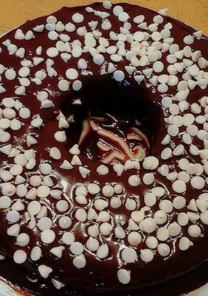 Una foto de Torta de chocolate con baño de chocolate