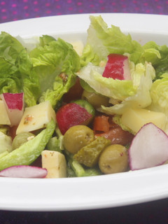 Una foto de Ensalada con queso y rábanos