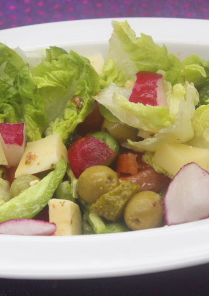 Una foto de Ensalada con queso y rábanos