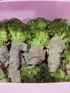 รูปของ หมูสไลซ์พันบรอกโคลี - คีโต