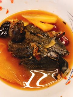 Hình của món Gà ác hầm nước dừa.