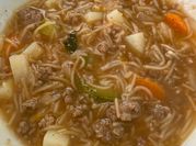Una foto de fideos con carne molida
