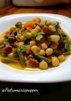 Una foto de Garbanzos con verduras y chorizo. (Thermomix)