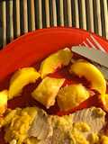Peceto de cerdo con salsa gravy de duraznos y chardonnay