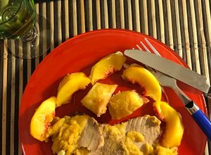 Una foto de Peceto de cerdo con salsa gravy de duraznos y chardonnay