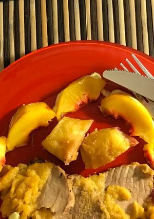 Una foto de Peceto de cerdo con salsa gravy de duraznos y chardonnay