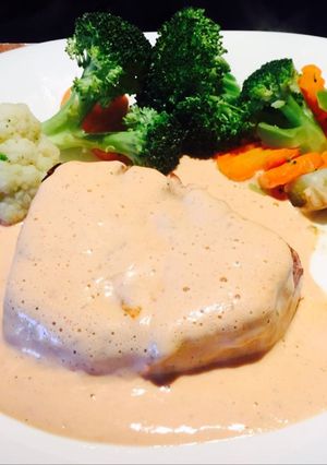 Una foto de Medallones de atún con crema de chipotle