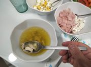 Una foto de consome con huevo