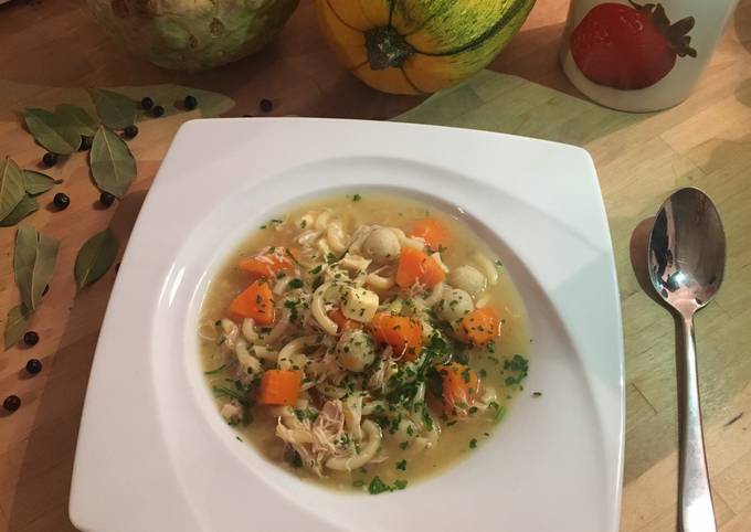 Klassische Hühnersuppe Rezept von _saurino - Cookpad